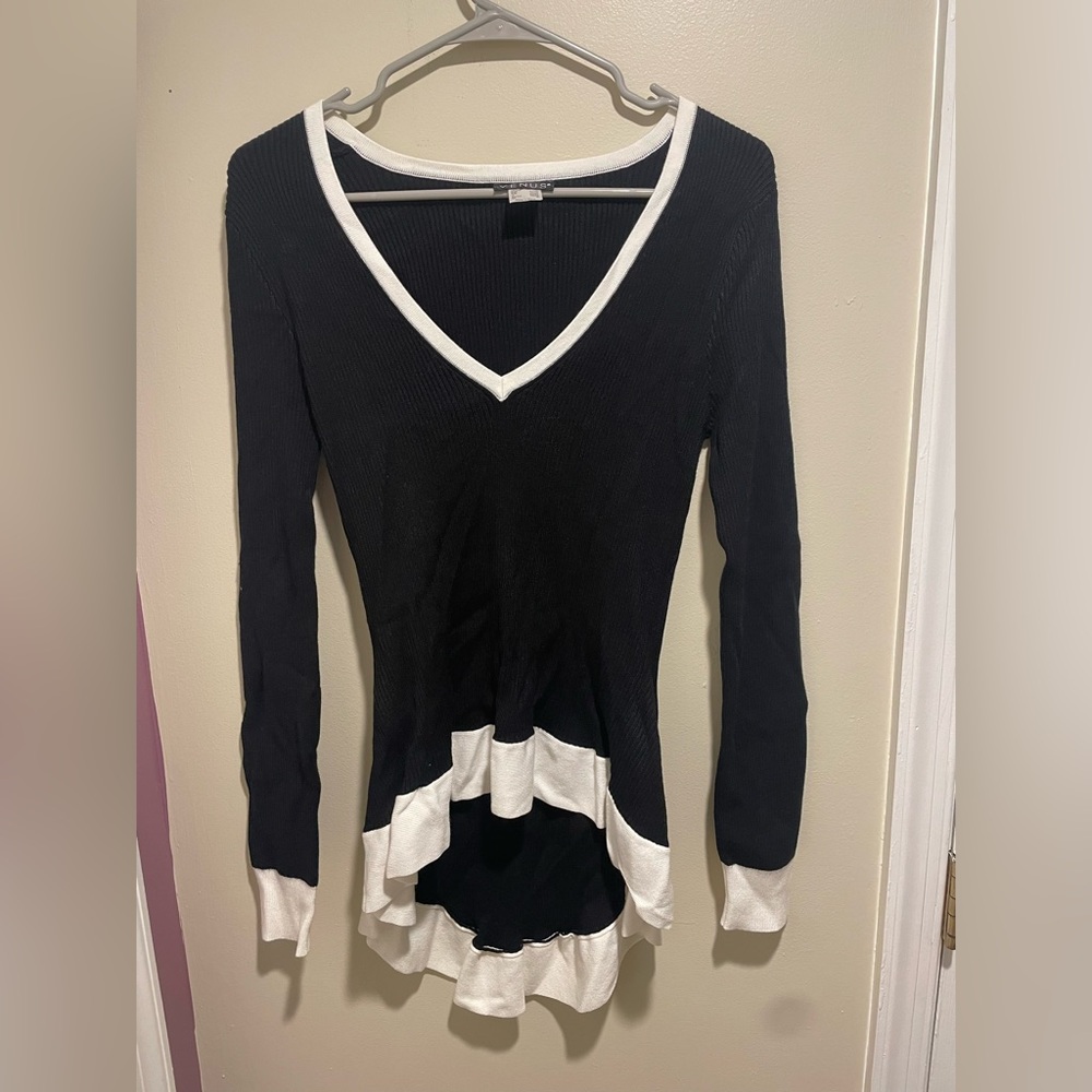 VENUS High Low Black and White Long Sleeve V-Neck Top